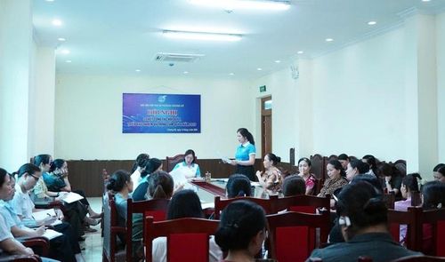 Phó Chủ tịch Hội Liên hiệp Phụ nữ phường Chương Mỹ Nguyễn Thị Hiền trình bày báo cáo tại Hội nghị sơ kết công tác quý I, triển khai nhiệm vụ trọng tâm quý II năm 2026. Ảnh: Lan Oanh