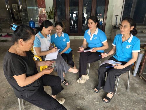 Cán bộ Chi hội đi từng nhà hội viên để thu thập thông tin hội viên. Ảnh: PV