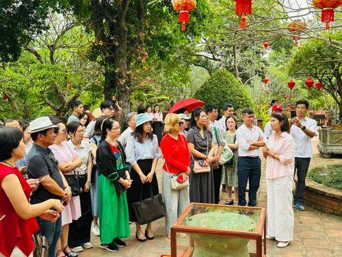 Các doanh nghiệp du lịch Hà Nội khảo sát điểm du lịch Vân Long, xã Yên Bài. Ảnh: Hoàng Quyên