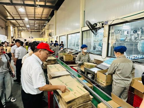 Khảo sát điểm đến sản xuất sữa Ba Vì. Ảnh: Hoàng Quyên