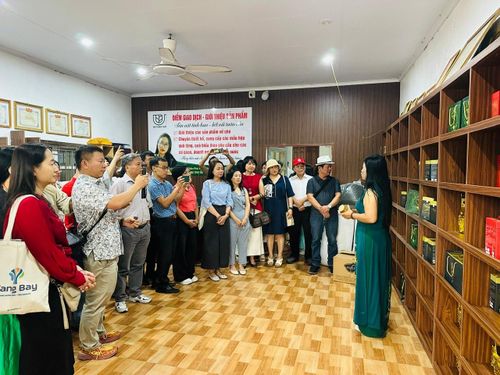 Đoàn khảo sát do Sở Du lịch tổ chức trải nghiệm cơ sở sản xuất chè tại Yên Bài. Ảnh: Hoàng Quyên