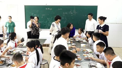Đoàn công tác của Quốc hội kiểm tra và làm việc tại Trường Tiểu học Thanh Cao về việc thực hiện các quy định an toàn thực phẩm trong nhà trường. Ảnh T. Đạt