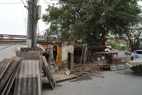 Trước đó, các hộ kinh doanh tại khu vực Ao Đình thôn Dương Đá đã tự nguyện tháo dỡ công trình vi phạm. Ảnh: Hoàng Anh.