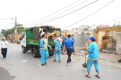 Việc tháo dỡ được thực hiện triệt để nhằm hoàn trả mặt bằng theo đúng hiện trạng ban đầu. Ảnh: Hoàng Anh