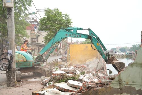 Quá trình cưỡng chế diễn ra an toàn, đúng quy định của pháp luật. Ảnh: Hoàng Anh.