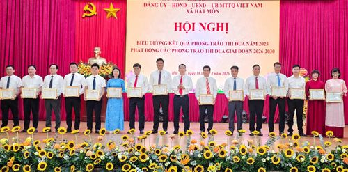 Bí thư Đảng ủy xã Hát Môn Nguyễn Đình Sơn trao Bằng khen của UBND thành phố cho các tập thể, cá nhân có thành tích xuất sắc trong phong trào thi đua năm 2025. Ảnh: NM