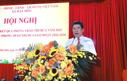 Chủ tịch UBND xã Hát Môn Lý Hoàng Kiên phát động thi đua tại hội nghị. Ảnh: NM