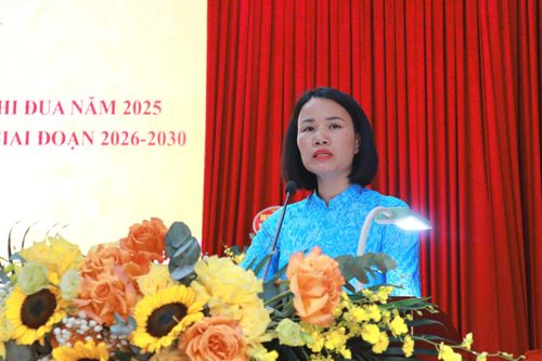 Chủ tịch Ủy ban MTTQ Việt Nam xã Hát Môn Kiều Thị Kim Dung phát biểu hưởng ứng phong trào thi đua. Ảnh: NM