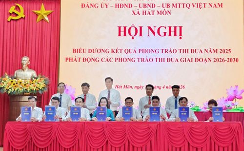 Các cơ quan, đơn vị ký giao ước thi đua năm 2026. Ảnh: NM