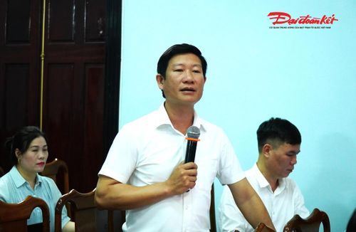 Đại diện xã Thiên Cầm trao đổi một số thông tin liên quan đến Khu du lịch Thiên Cầm. Ảnh: HN.