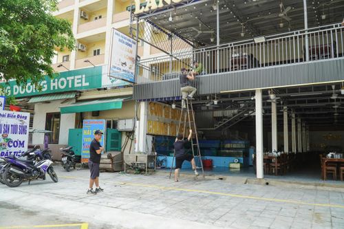 Các cơ sở dịch vụ ăn uống tại Sầm Sơn tranh thủ những ngày giãn khách để tu sửa, thay mới các trang thiết bị, đồ đạc bên trong nhà hàng. Ảnh: Đình Minh