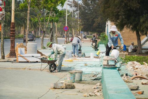 Trên nhiều tuyến đường và khu vực ven biển, không khí thi công diễn ra khẩn trương. Các hạng mục hạ tầng bị hư hỏng như vỉa hè, bó vỉa, mặt đường đang được rà soát, sửa chữa đồng loạt. Ảnh: Đình Minh