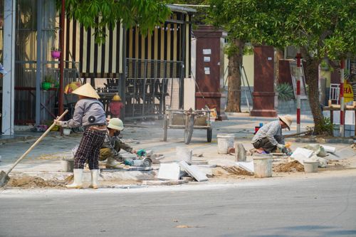 Ông Đặng Anh Đức - Trưởng phòng Kinh tế hạ tầng và đô thị UBND phường Sầm Sơn cho biết, việc chỉnh trang, cải tạo không gian ven biển lần này được triển khai đồng bộ theo phương án đã được duyệt, với yêu cầu rõ ràng về tiến độ, chất lượng và tính thống nhất trong toàn bộ khu vực. Ảnh: Đình Minh