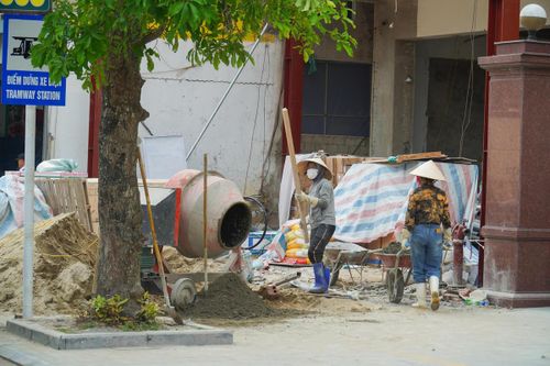 Trước ngày khai mạc lễ hội du lịch biển 2026, nhiều cơ sở lưu trú tại Sầm Sơn đang gấp rút hoàn thành việc sửa chữa các hạng mục bên trong để đáp ứng nhu cầu nghỉ dưỡng của du khách. Ảnh: Đình Minh