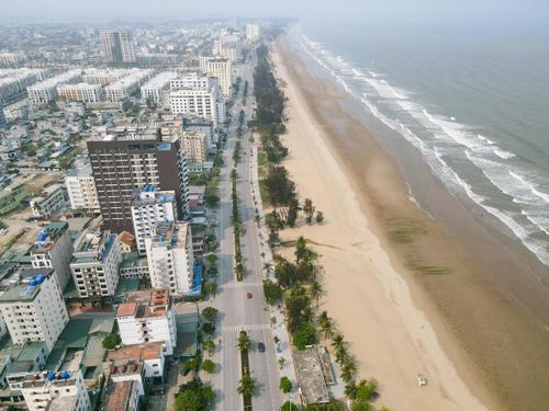 Trước thực tế này, UBND phường Sầm Sơn đã chủ động xây dựng phương án chỉnh trang tổng thể, huy động lực lượng và nguồn lực để khẩn trương sửa chữa, nâng cấp, bảo đảm kịp phục vụ du khách dịp cao điểm. Ảnh: Đình Minh