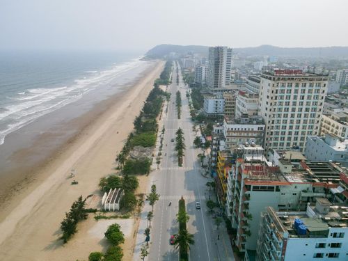 Theo ghi nhận của PV Báo Đại đoàn kết ngày 13/4, sau những cao điểm, du lịch Sầm Sơn bước vào thời kỳ 'ngủ đông' do thời tiết thay đổi. Cộng với ảnh hưởng mưa bão cuối năm 2025, đã khiến nhiều hạng mục công trình như hubway, vỉa hè, hệ thống điện chiếu sáng, cây xanh... bị xuống cấp, cần được tu sửa. Ảnh: Đình Minh