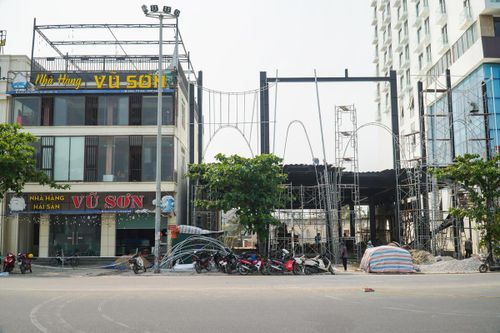 Một nội dung quan trọng khác là việc lập lại trật tự đô thị và hoạt động kinh doanh ven biển. UBND phường hiện đang sắp xếp lại các điểm kinh doanh theo mẫu thiết kế thống nhất, đảm bảo mỹ quan và tính đồng bộ. Ảnh: Đình Minh