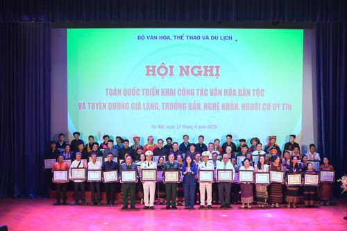 Thứ trưởng Trịnh Thị Thủy Bộ VHTTDL trao Bằng khen cho các cá nhân có thành tích trong công tác phối hợp cùng đồng bào dân tộc thiểu số bảo tồn, phát huy giá trị văn hóa truyền thống.