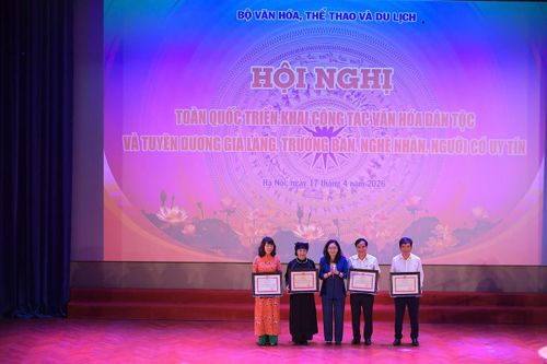 Thứ trưởng Trịnh Thị Thủy Bộ VHTTDL trao Bằng khen cho các tập thể có thành tích tham gia tổ chức sự kiện “Ngày Văn hóa các dân tộc Việt Nam” 19/4 năm 2026 tại Làng Văn hóa - Du lịch các dân tộc Việt Nam.
