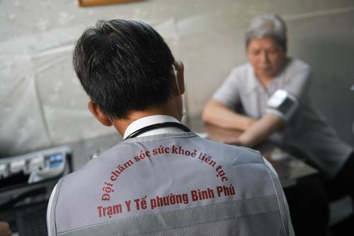  Tại hộ gia đình bà Nguyễn Thị Kiều, 64 tuổi, bác sĩ tiến hành đo huyết áp, SpO2 và kiểm tra đường huyết. Các thiết bị trong “túi y tế thông minh” hoạt động nhanh chóng, cho kết quả tức thì. Nhân viên y tế vừa thao tác vừa giải thích cho người dân hiểu rõ từng chỉ số. Quá trình khám diễn ra nhẹ nhàng nhưng đầy đủ chuyên môn. 