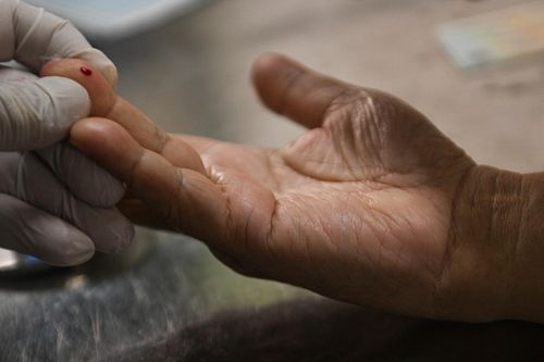  Trường hợp bà Kiều được kiểm tra cho thấy huyết áp ổn định nhưng đường huyết tăng nhẹ. Bác sĩ Vũ giải thích nguyên nhân có thể là chưa uống thuốc và thói quen dùng cà phê gói. Người bệnh được tư vấn điều chỉnh chế độ ăn uống phù hợp hơn. Các khuyến nghị được đưa ra cụ thể, dễ thực hiện tại nhà. Lịch tái khám cũng được hẹn ngay trong buổi thăm khám. 