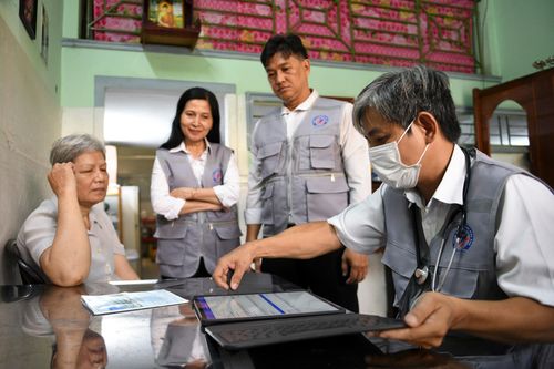  Nhân viên y tế hướng dẫn người dân cách sử dụng ứng dụng theo dõi sức khỏe trên điện thoại. Người dân có thể tự cập nhật chỉ số và liên hệ đội chăm sóc khi cần. Việc số hóa dữ liệu giúp quản lý sức khỏe liên tục và chính xác hơn. Bác sĩ cũng nhấn mạnh tầm quan trọng của việc theo dõi định kỳ. 
