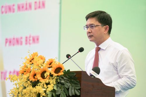  Ông Nguyễn Mạnh Cường, Phó chủ tịch UBND TP.HCM, cho biết thành phố đặt mục tiêu 100% người dân được khám sức khỏe ít nhất một lần trong năm nay. Đây là bước chuyển từ chăm sóc bị động sang chủ động phòng bệnh, phát hiện sớm. Chương trình giúp giảm chi phí điều trị và nâng cao chất lượng sống cho người dân. Đồng thời, góp phần xây dựng hệ thống quản lý sức khỏe theo vòng đời. Lãnh đạo Thành phố kêu gọi người dân tích cực tham gia để bảo vệ sức khỏe bản thân và cộng đồng. 