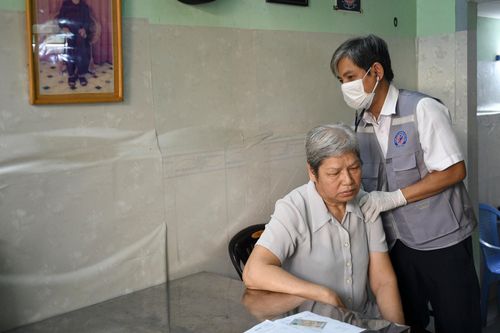  Bà Kiều được bác sĩ Vũ ân cần hỏi thăm về tiền sử bệnh và thói quen sinh hoạt. Từng câu hỏi xoay quanh chế độ ăn uống, việc dùng thuốc và vận động hàng ngày. Bà Kiều chia sẻ cởi mở hơn khi được khám tại nhà. Bác sĩ ghi nhận thông tin và đưa ra nhận định ban đầu. Cuộc trò chuyện trở thành một phần quan trọng trong chăm sóc toàn diện. 
