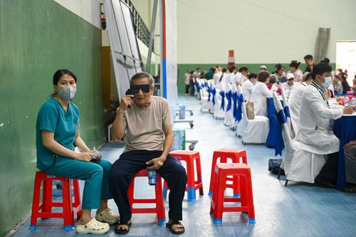  Một cụ ông chia sẻ niềm vui khi được khám miễn phí ngay gần nhà. Việc không phải di chuyển xa giúp tiết kiệm thời gian và công sức. Đặc biệt với người lớn tuổi, điều này mang lại sự thuận tiện rõ rệt. Người dân cũng nhận được quà tặng nhỏ sau khi khám. 