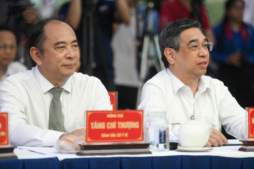  Theo PGS.TS Tăng Chí Thượng, Giám đốc Sở Y tế TP.HCM, mô hình y tế mới dựa trên 3 trụ cột gồm y tế cơ sở, y tế chuyên sâu và chuyển đổi số. Dữ liệu sức khỏe của người dân sẽ được cập nhật liên tục vào hồ sơ điện tử. Mỗi lần khám không chỉ là kiểm tra mà còn góp phần xây dựng “bức tranh sức khỏe” toàn diện. Ngành y tế đặt mục tiêu đưa dịch vụ đến gần dân nhất. Người dân không cần chờ bệnh mới đi khám mà được theo dõi thường xuyên. 
