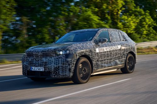  BMW iX sẽ sớm được thay thế bởi iX5, vốn được phát triển trên nền tảng Neue Klasse. Rất có thể xe sẽ được trang bị đầy đủ cả công nghệ thuần điện lẫn pin nhiên liệu hydrogen. 