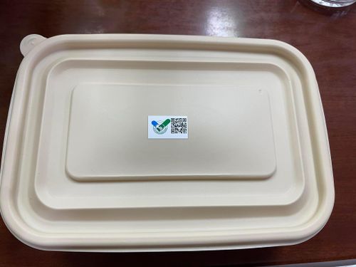 Mỗi suất ăn được dán mã QR để truy suất nguồn gốc.