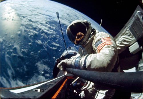  Phi hành gia của chuyến bay Gemini thực hiện nhiệm vụ ngoài không gian. Ảnh: NASA. 