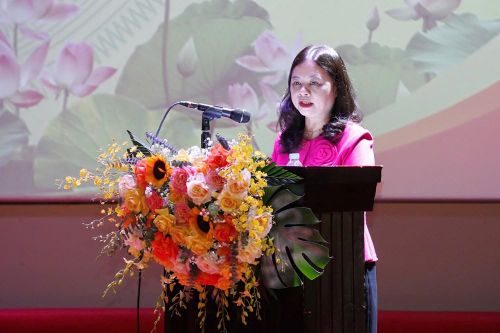 Bà Nguyễn Thị Hải Nhung, Phó Cục trưởng Cục Văn hóa các dân tộc Việt Nam trình bày báo cáo tại Hội nghị