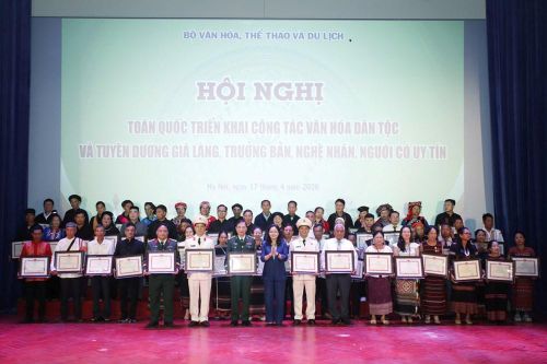 Thứ trưởng Trịnh Thị Thủy trao Bằng khen cho các già làng, trưởng bản, nghệ nhân, người có uy tín đã có thành tích trong công tác bảo tồn, phát huy các giá trị văn hóa truyền thống các dân tộc tại địa phương