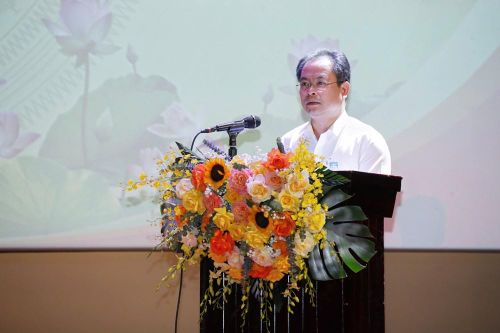 Các đại biểu trao đổi, chia sẻ các mô hình, hoạt động bảo tồn, phát huy giá trị văn hóa dân tộc tại địa phương