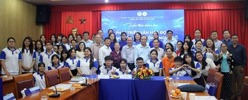 Các đại biểu chụp ảnh lưu niệm cùng sinh viên