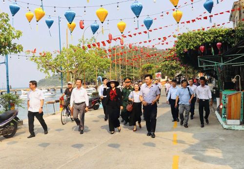 Phó Chủ tịch UBND TP. Đà Nẵng Nguyễn Thị Anh Thi (giữa) kiểm tra thực tế tại xã Tân Hiệp