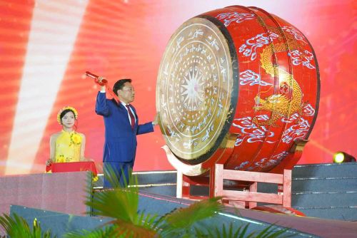 Ông Nguyễn Huy Ngọc, Phó Chủ tịch UBND tỉnh Phú Thọ đánh trống khai mạc lễ hội. Ảnh BTC