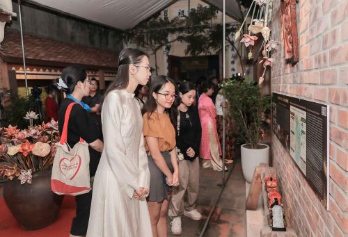 Buổi trưng bày thu hút đông đảo du khách đến tham quan, trải nghiệm không gian trưng bày đặc sắc, giàu giá trị văn hóa và nghệ thuật. Ảnh: Phan Phuơng – TTXVN