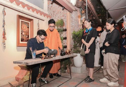 Du khách hào hứng khi được trực tiếp trải nghiệm quy trình làm sơn mài tại buổi lễ, từ công đoạn chuẩn bị nguyên liệu đến hoàn thiện sản phẩm thủ công tinh xảo, giàu giá trị văn hóa. Ảnh: Phan Phuơng – TTXVN