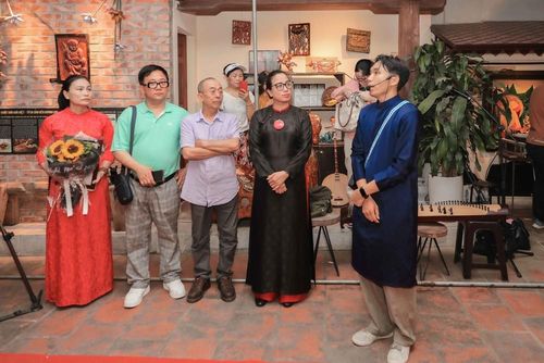 Buổi trưng bày thu hút đông đảo du khách đến tham quan, trải nghiệm không gian trưng bày đặc sắc, giàu giá trị văn hóa và nghệ thuật. Ảnh: Phan Phuơng – TTXVN