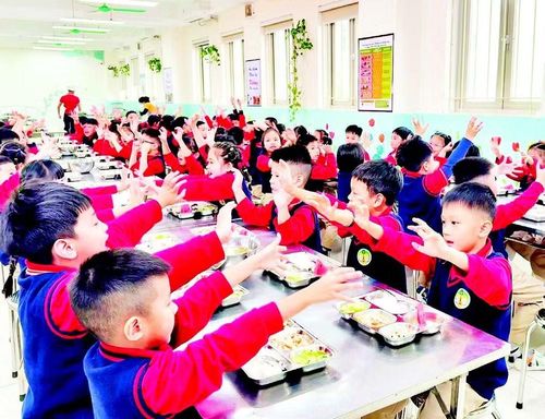 Các em học sinh Trường tiểu học Tràng An, Hà Nội ăn bán trú tại trường.
