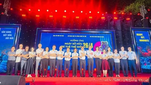 Các đại biểu chụp ảnh lưu niệm tại sự kiện. (Ảnh: BÍCH LIÊN)