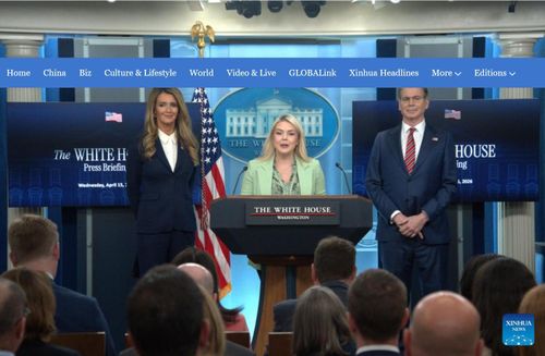 Thư ký báo chí Nhà Trắng Karoline Leavitt phát biểu trong cuộc họp báo tại Washington, Mỹ, ngày 15-4. Ảnh: Tân Hoa xã 