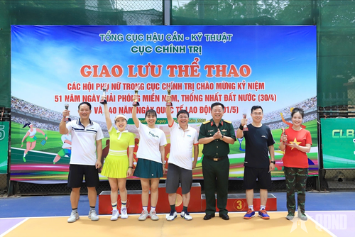  Trao giải cho các đội có thành tích cao.