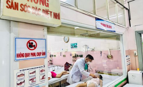 Một học sinh Trường Tiểu học Bình Quới Tây được điều trị tại Bệnh viện Nhân dân Gia Định.