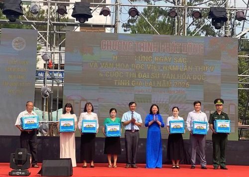 Những đầu sách mới được trao tặng đến thư viện vùng sâu, vùng xa.