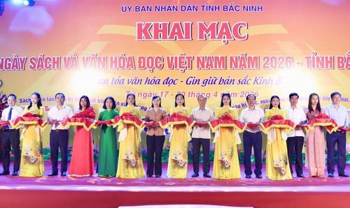 Các đại biểu thực hiện nghi thức cắt băng khai mạc.