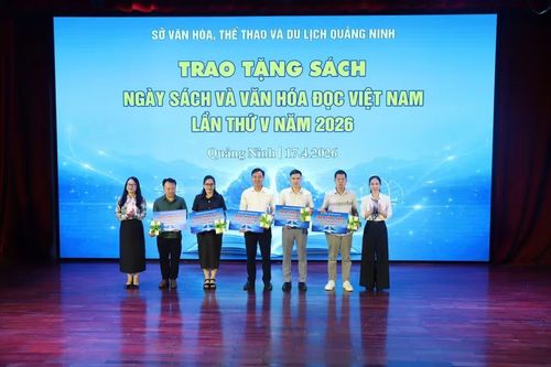Ban tổ chức chương trình trao tặng sách cho thư viện của 5 trường học trên địa bàn các xã Bình Khê, Kỳ Thượng, Đông Ngũ, Bình Liêu, Hoành Mô.